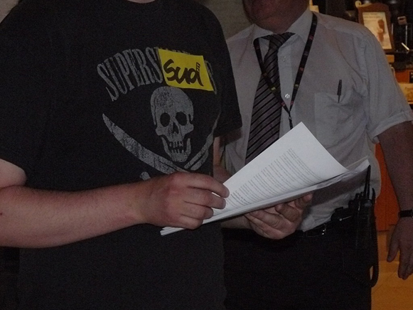 <h6>Action SUD à la Poste du Carrousel du Louvre | 01.07.10 © DR <h6>Action SUD à la Poste du Carrousel du Louvre | 01.07.10 © DR